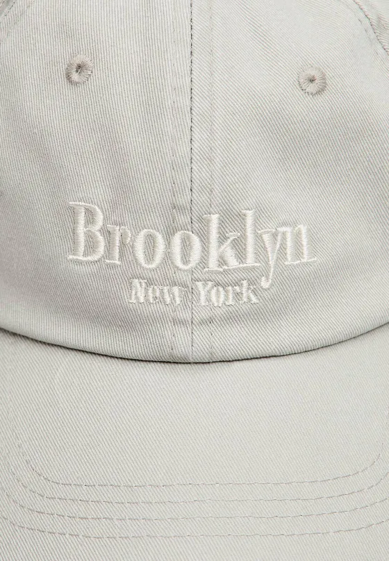 Кепка с надписью Brooklyn